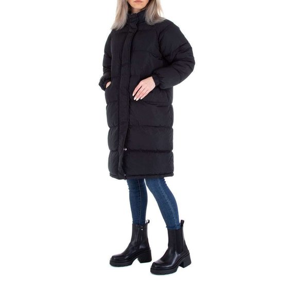 Trendy zwarte midi gewatteerde jas.