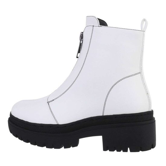 Witte boot Tania.