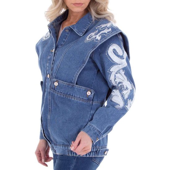 Trendy blauwe jeans vest met witte versiering.