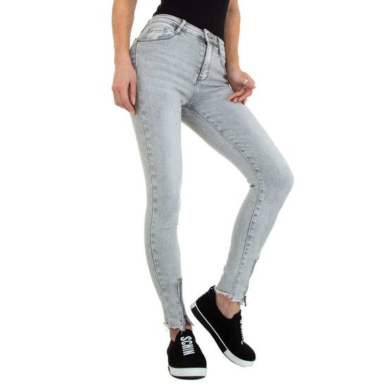 Licht grijze skinny jeans met enkelritsen.