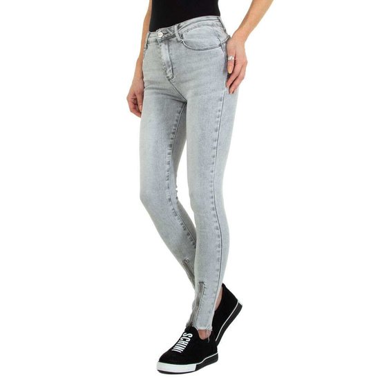 Licht grijze skinny jeans met enkelritsen.