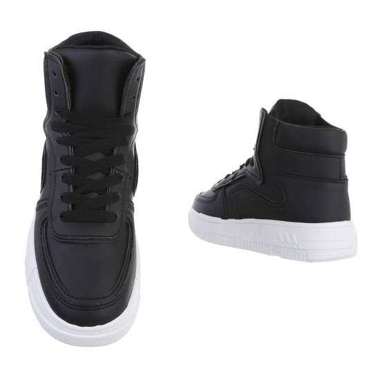 Hoge zwarte sneaker Carola.