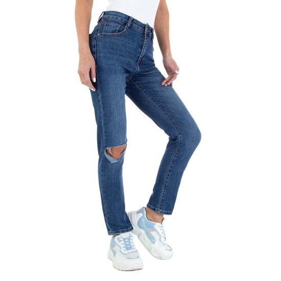 Donker blauwe jeans met destroyed look.