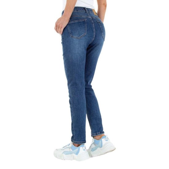 Donker blauwe jeans met destroyed look.