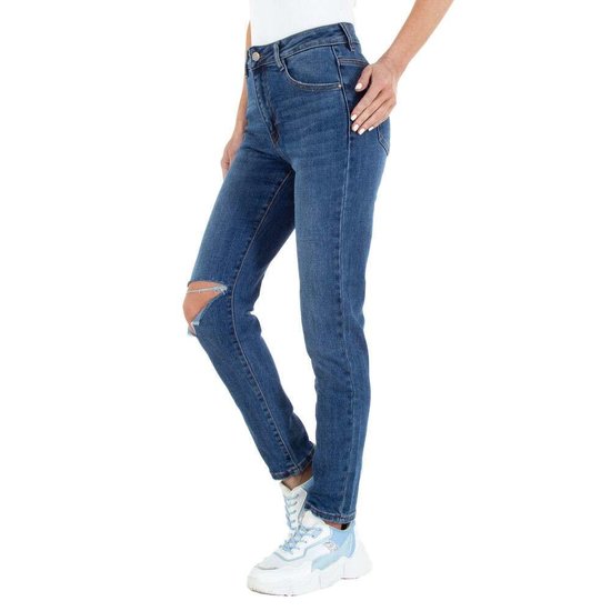 Donker blauwe jeans met destroyed look.