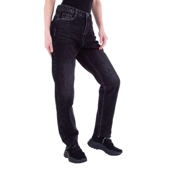 Zwarte straight leg jeans.