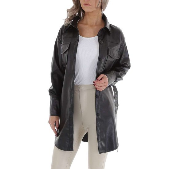 Trendy korte zwarte leatherlook jas