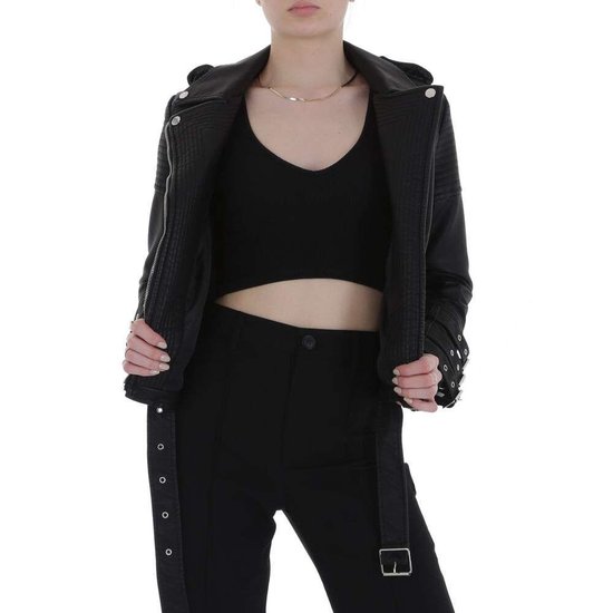 Trendy korte zwarte leatherlook jacket.