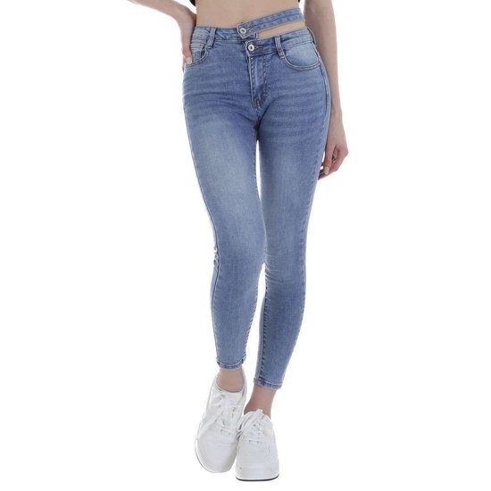 Trendy blauwe cut out jeans.