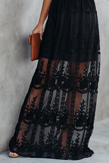 Trendy zwarte maxi jurk in kant met open rug.