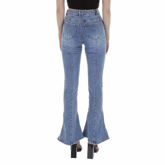 Modieuze blauwe bootcut jeans.