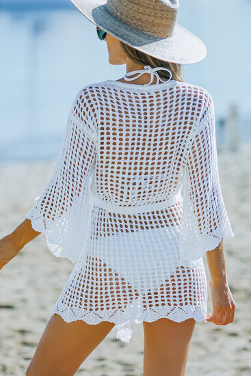 Trendy korte witte crochet strand cover up.