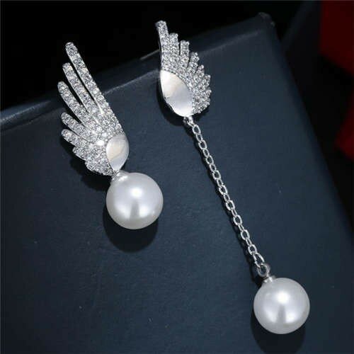 Elegante zilveren asymmetrische vleugel oorbellen.