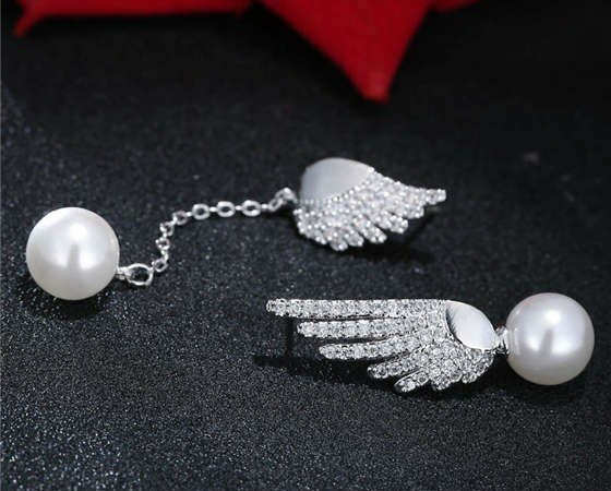 Elegante zilveren asymmetrische vleugel oorbellen.