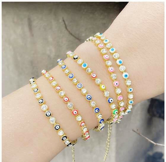 Goldplated armband met blauwe beads en zirconia steentjes.