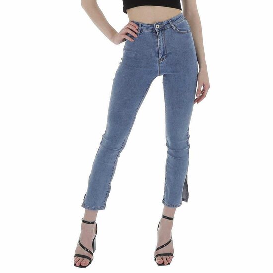 Trendy 7/8 relaxed blue jeans.