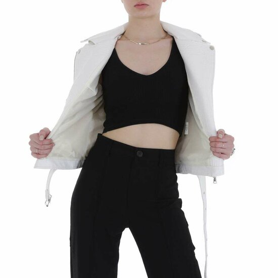 Trendy korte witte leatherlook jacket.