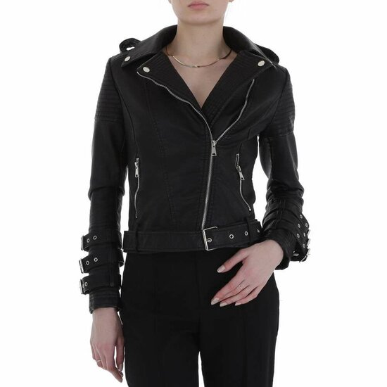 Trendy korte zwarte leatherlook jacket.