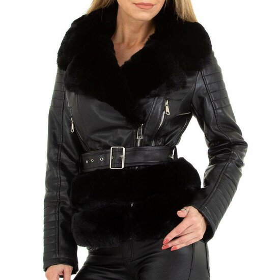 Korte zwarte leatherlook jacket.