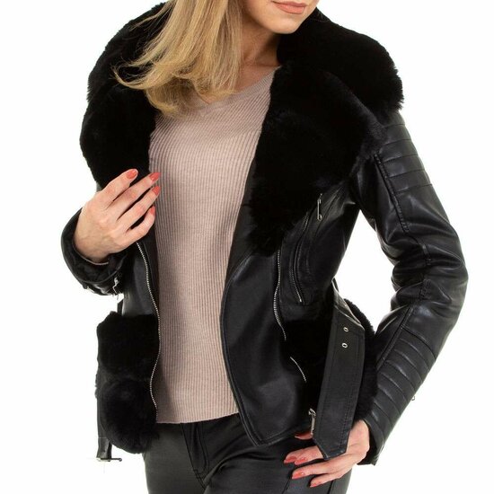 Korte zwarte leatherlook jacket.