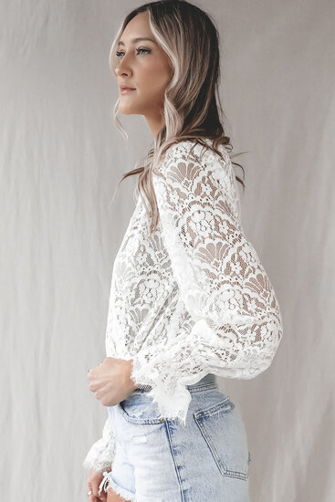 Witte kanten bodysuit met v-hals.