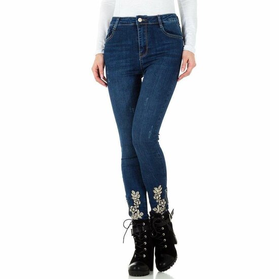 Slim fit blue jeans met broderie aan de enkels.