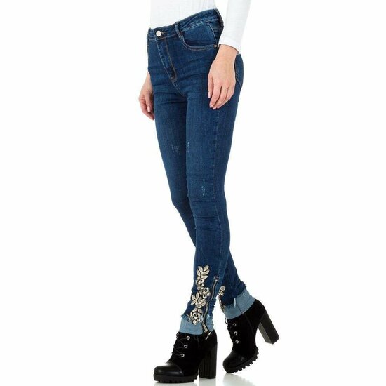 Slim fit blue jeans met broderie aan de enkels.