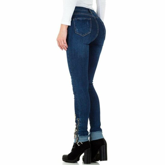 Slim fit blue jeans met broderie aan de enkels.