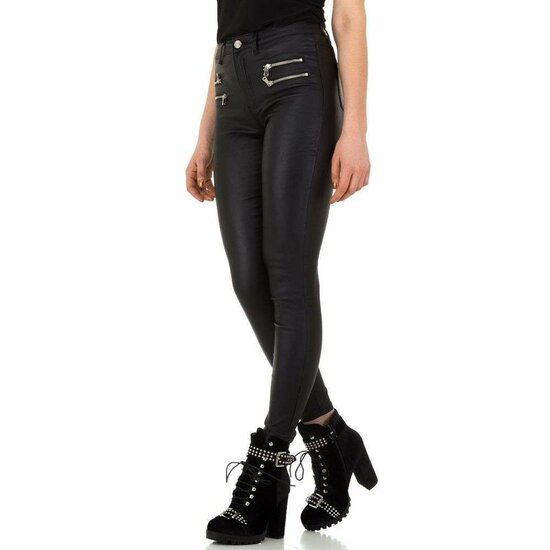Zwarte stretch broek met leatherlook effect.