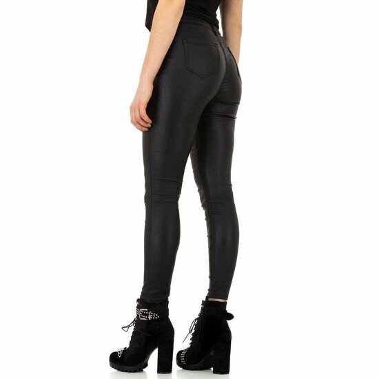 Zwarte stretch broek met leatherlook effect.