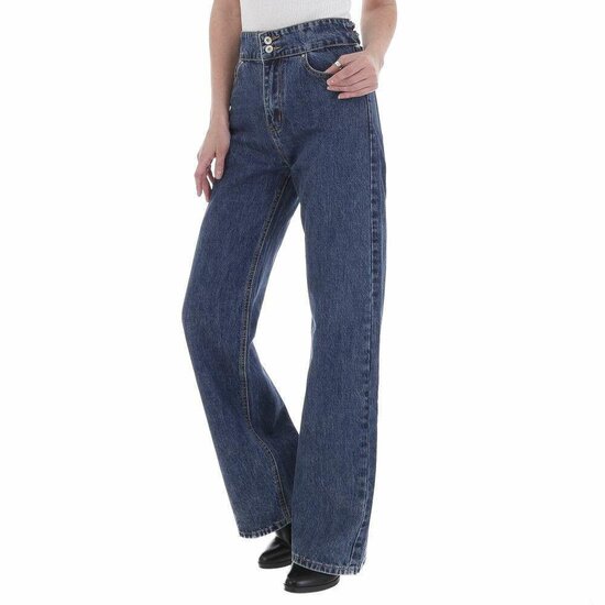 Fashion hoge taille blue jeans met wijde pijipen.