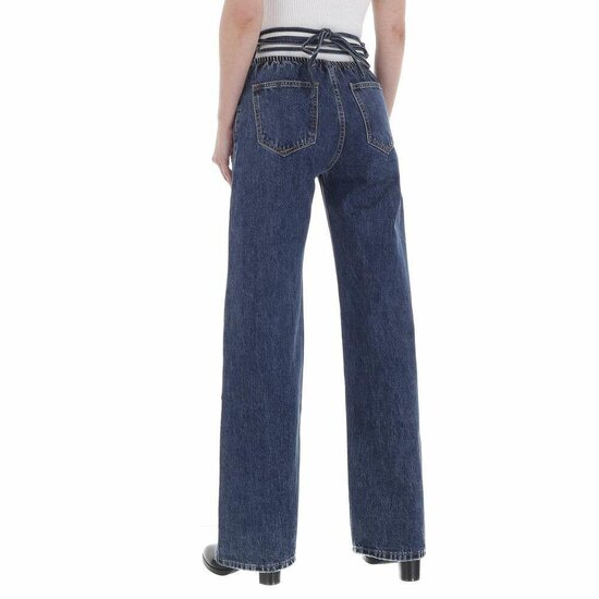 Fashion hoge taille blue jeans met wijde pijipen.