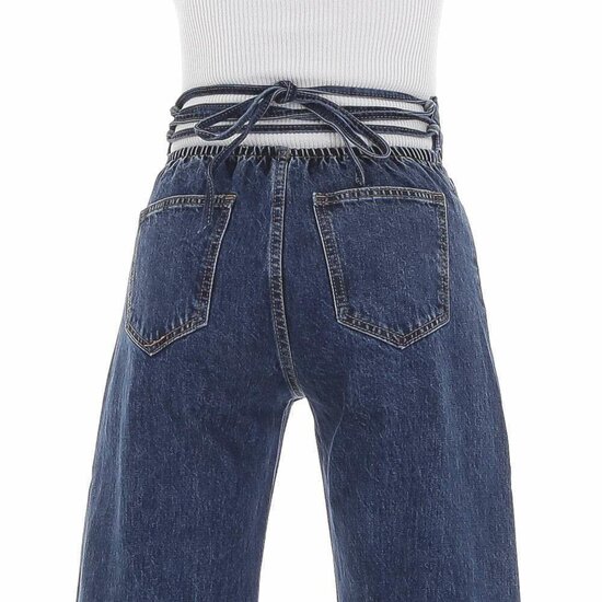 Fashion hoge taille blue jeans met wijde pijipen.