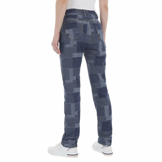 Trendy blue jeans met patchwork.