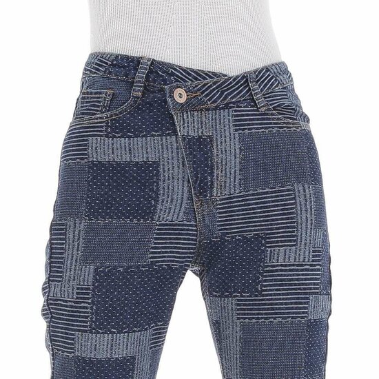 Trendy blue jeans met patchwork.