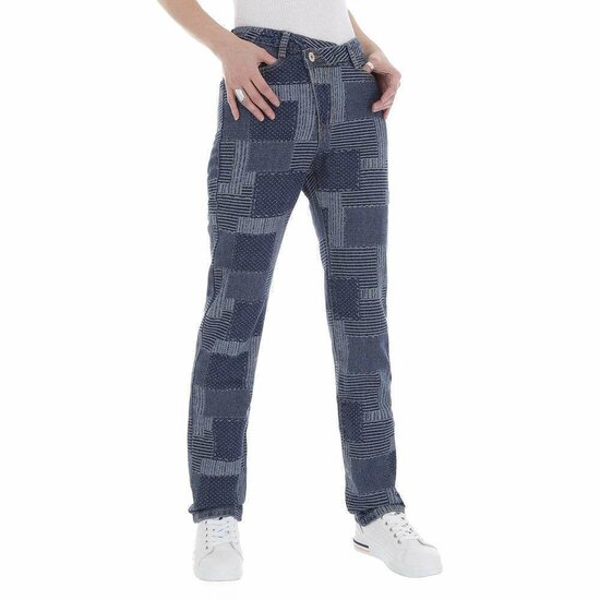 Trendy blue jeans met patchwork.