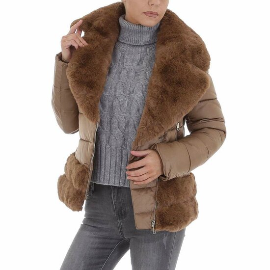 Bruine gewatteerde korte winterjas met fake fur.