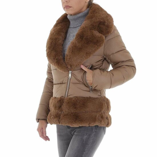 Bruine gewatteerde korte winterjas met fake fur.