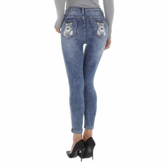 Skinny blue jeans broek met beer deco.