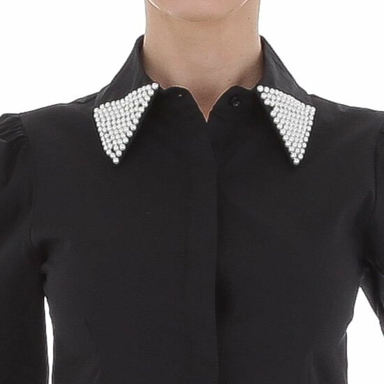 Zwarte blouse met hemdkraag en parels.