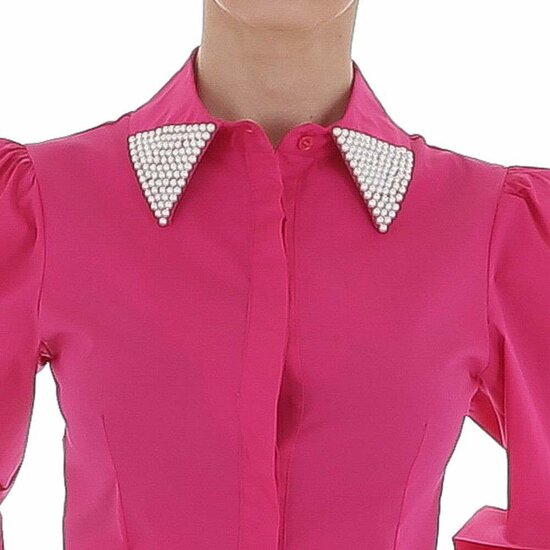 Fuchsia blouse met hemdkraag en parels.