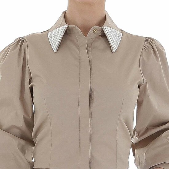 Kaki bruine blouse met hemdkraag en parels.