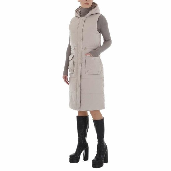Trendy beige gewatteerde bodywarmer met capuchon.