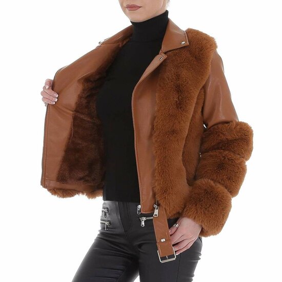 Fashion camelkleurige leatherlook jas.