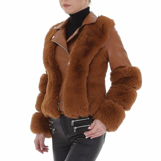 Fashion camelkleurige leatherlook jas.