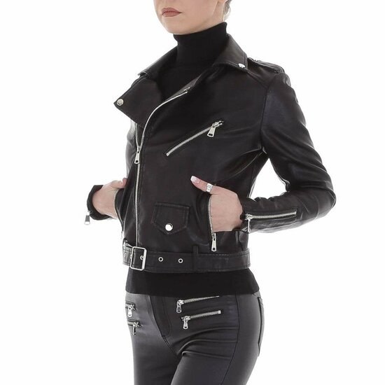 Zwarte korte biker jacket.