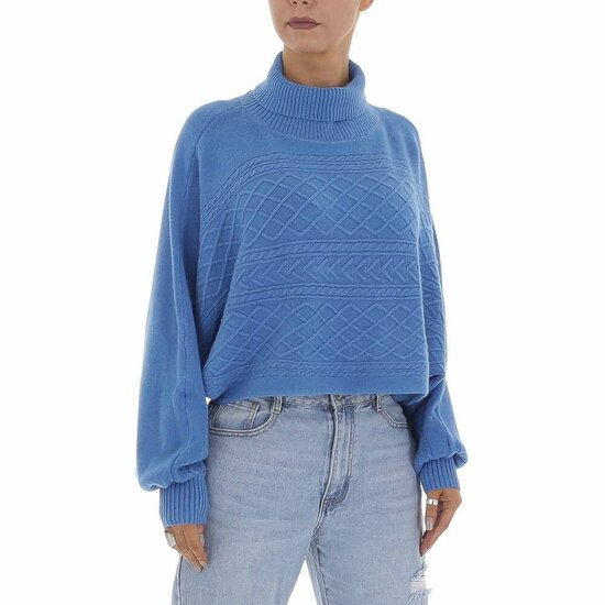 Blauwe oversized pullover met rolkraag.