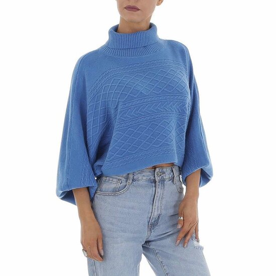 Blauwe oversized pullover met rolkraag.