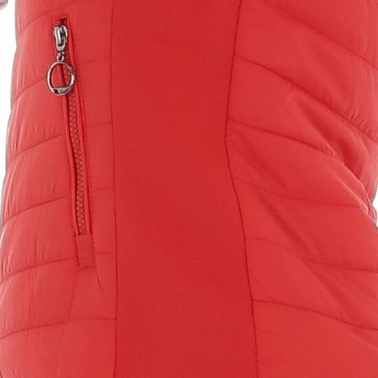 Sportieve korte rode gewatteerde jas.