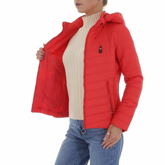 Sportieve korte rode gewatteerde jas.